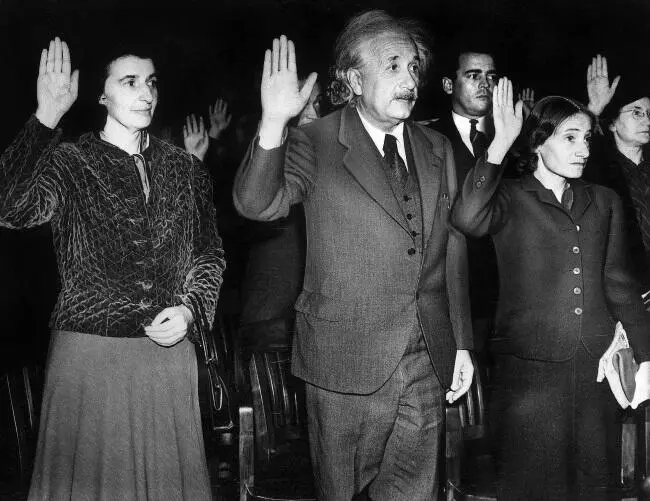 Хелен Дукас Эйнштейн и Марго дают клятву американского гражданина Октябрь - фото 70