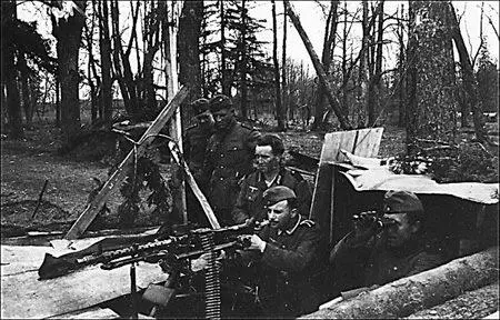 Немецкие пулеметчики на позиции с пулеметом MG34 Бывший командующий 62й - фото 6