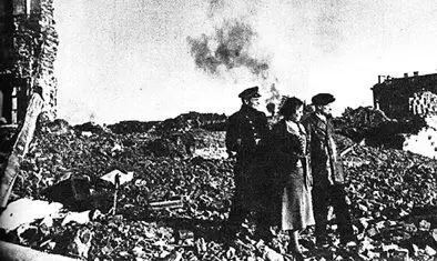 Руины пятиэтажного здания у Обуховского моста Ленинград сентябрь 1942 г - фото 15