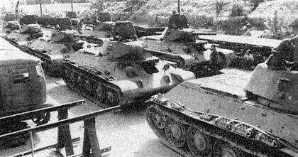 Танки Т34 и тягачи СТЗ5 на площадке Сталинградского танкового тракторного - фото 12