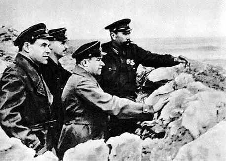 Наблюдательный пункт 8й бригады морской пехоты Слева направо председатель - фото 17