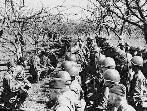 Артиллеристы получившие новое боевое оружие дают торжественную клятву В - фото 53