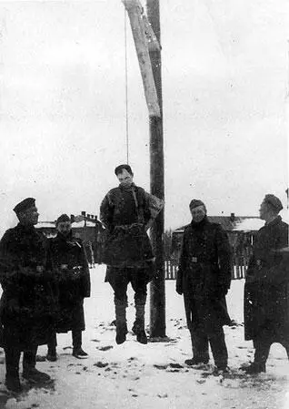 Фашисты фотографируются на месте казни На участке прорыва сосредоточиваются - фото 25