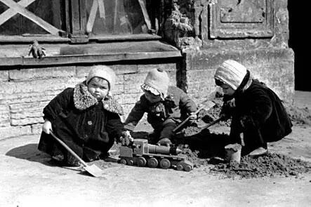 Дети играют на одной из улиц г Ленинграда 1942 год Люди конечно были худы - фото 369