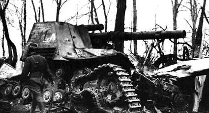 Разбитая 155мм немецкая самоходная установка Советские части закрепляются в - фото 460