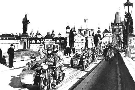 Немецкие оккупационные войска на улицах Праги Чехословакия март 1939 г - фото 18