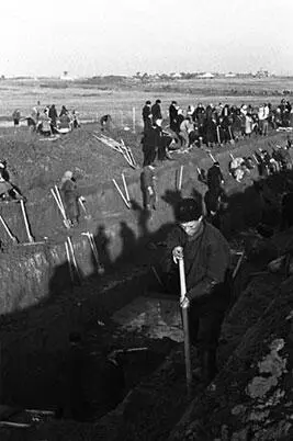 Осень 1941 года Москвичи на сооружении оборонительных укреплений на западной - фото 14