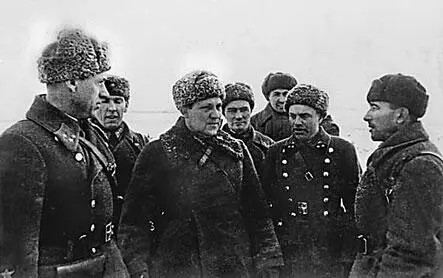 Генералы М Е Катуков и К К Рокоссовский у деревни Скирманово Западный - фото 27