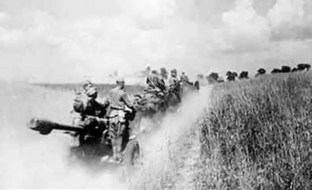 Советская артиллерия на марше Утро 1 октября 1941 г Три гитлеровских армии - фото 18