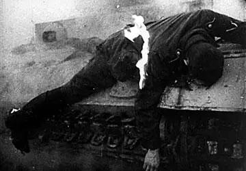 Погибший немецкий солдат на броне немецкого танка Pz III 104й день войны - фото 38