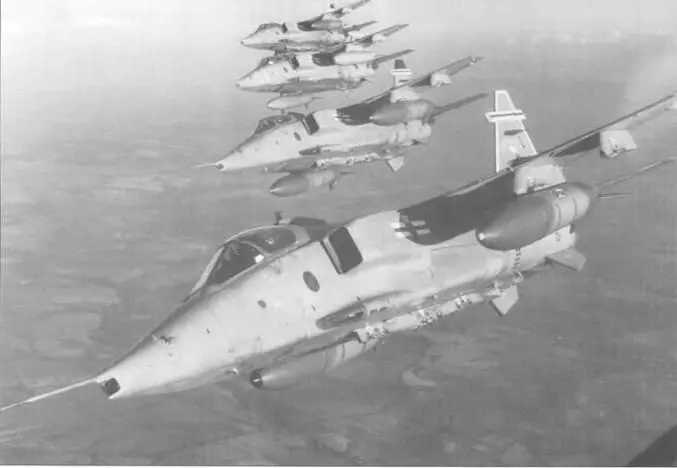 Слухи о снятии Ягуаров с вооружения RAF ходили постоянно но самолет был - фото 2