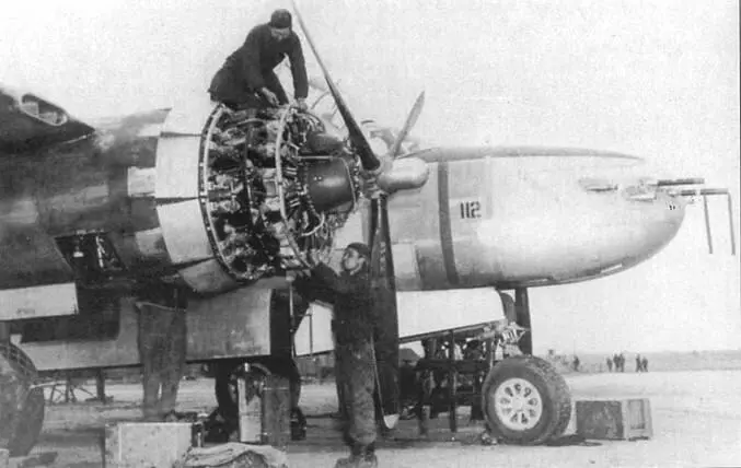 Обслуживание двигателя ни самолете А26В Франция конец 1944 г или начало - фото 49