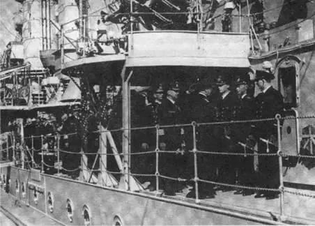 Встреча адмиралов ЭРедера и К Деница Осло 1940 г Командование отдало - фото 26