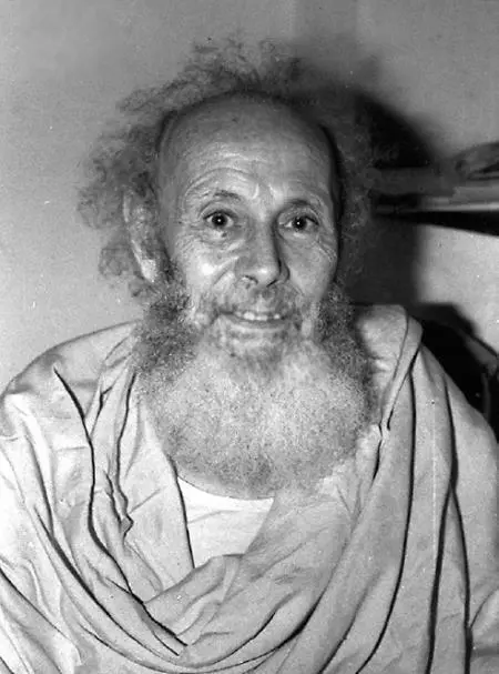Свами Абхишиктананда Мы со свами Абхишиктанандой сидели на берегу Ганги - фото 9