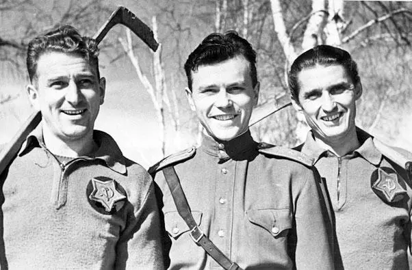 1949 год Слева Анатолий Тарасов справа Евгений Бабич Михаил Товаровский - фото 14