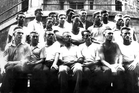 Довоенный снимок Тарасов второй слева в первом ряду Сезон 194950 Команда - фото 19