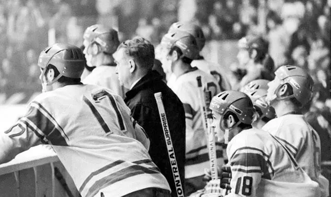 1970 год Чемпионат мира в Швеции Слева от Тарасова Харламов 17 справа - фото 40