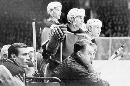 Сезон 196768 Стоят Анатолий Ионов Юрий Моисеев и Евгений Мишаков сидит - фото 41