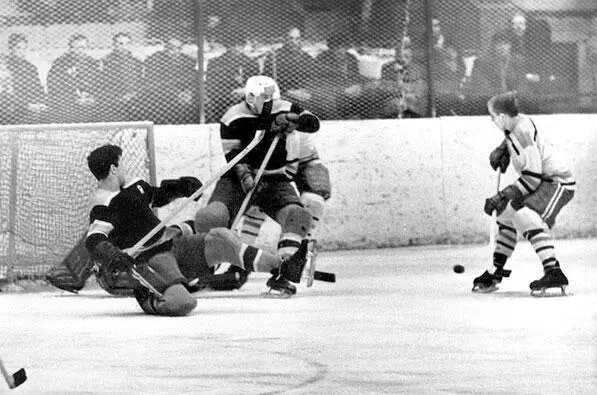 Сезон 196364 В обороне ЦСКА Александр Рагулин и Эдуард Иванов Сезон 196364 - фото 43