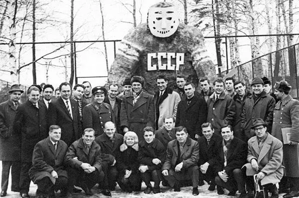 1967 год Сборная СССР перед отъездом на чемпионат мира Анатолий Тарасов - фото 54