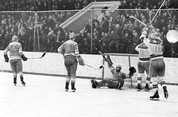 Сезон 197273 ЦСКА Спартак Шайба в воротах соперника Сезон 197273 ЦСКА - фото 75