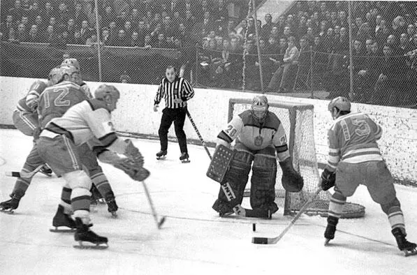 Сезон 197273 ЦСКА Спартак Александр Мартынюк атакует ворота Владислава - фото 76