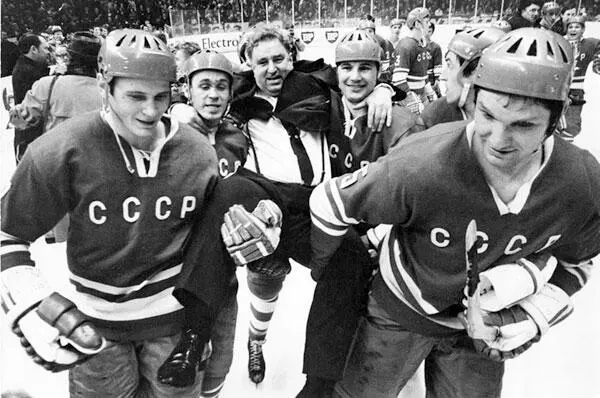 1970 год Сборная СССР чемпион мира Евгений Поладьев Владимир Викулов - фото 91