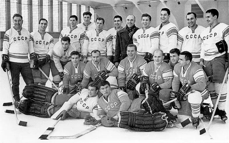 Каток Кристалл в Лужниках Перед отъездом на чемпионат мира 1967 года - фото 99