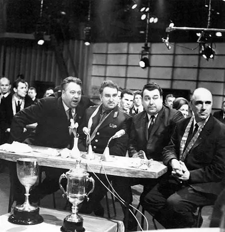 1967 год Сборная СССР в телецентре На переднем плане Николай Озеров - фото 106