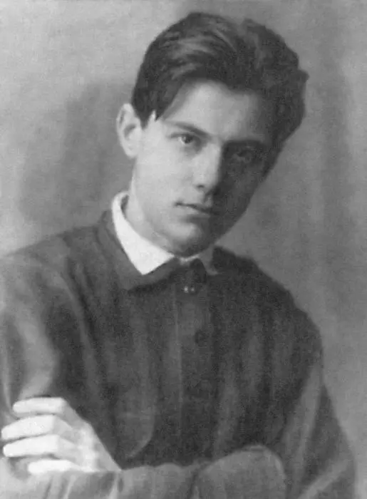 Отец поэта Александр Рудольфович Гангнус 1й курс МГРИ 1930 г Мать поэта - фото 2