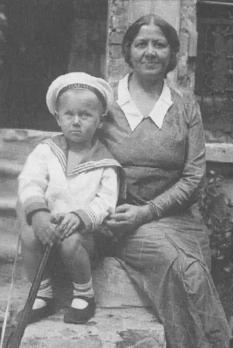 С бабушкой Анной Васильевной матерью отца 1935 г 1936 г 1939 г - фото 7