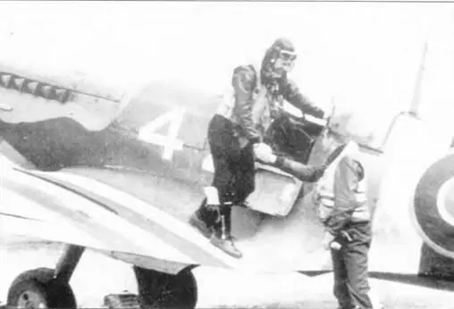 Лейтенант Роберт Дойл Lt Robert F Doyle слева пожимает руку своему - фото 105