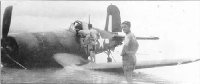 Останки F4U1D из VMF122 на берегу Паллау ноябрь 1444 года Летчик совершил - фото 121