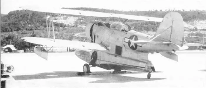 Не все самолеты во фронтовой зоне были камуфлированы Этот J2F6 Дак на - фото 134