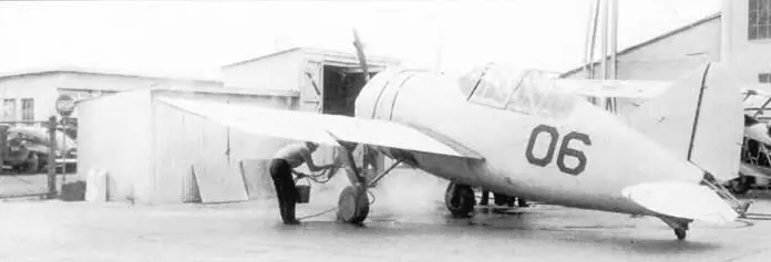 Авиационные механики обслуживают F2A2 06 который использовался для - фото 52
