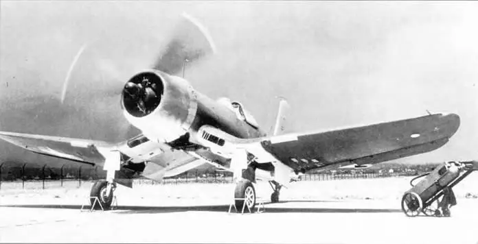FG1 F4U1 построенный на фирме Goodyear запускает свой двигатель для вылета - фото 84