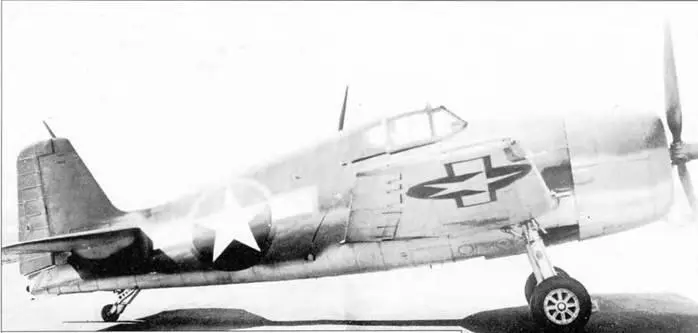 Свежесобранный F6F3 Хеллкет демонстрирует только нанесенную трехцветную - фото 88