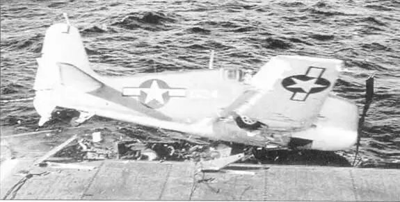 F6F3 G24 соскользнул с палубы авианосца Барнес CVE 20 22 октября 1943 - фото 92