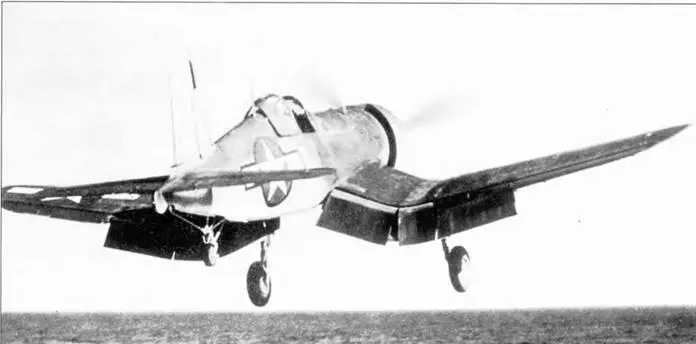 F4U1A Корсар 6 взлетает с палубы авианосца в тренировочный вылет - фото 94