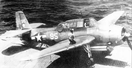 Фотограф на крыле TBF1C 95 из VT2 фотографирует летчика июнь 1944 года - фото 95