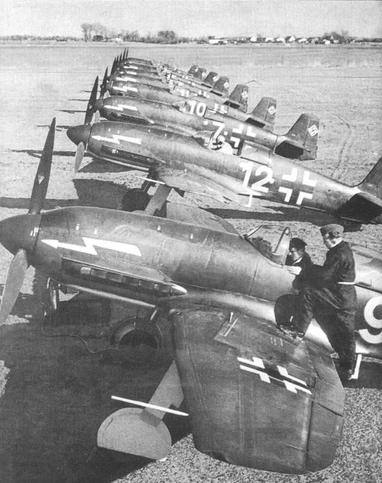 Пропагандистская фотография представляющая боевой Не100D1 как Не113 на - фото 39