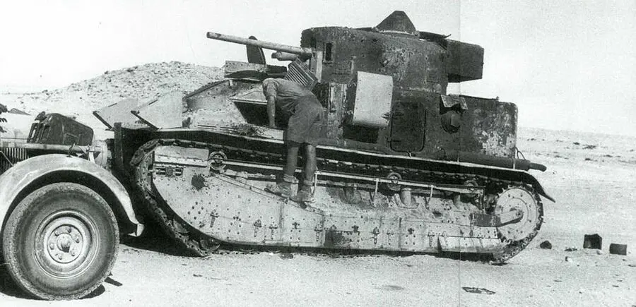 Немецкий солдат изучает подбитый английский средний танк Mk II Окрестности - фото 13