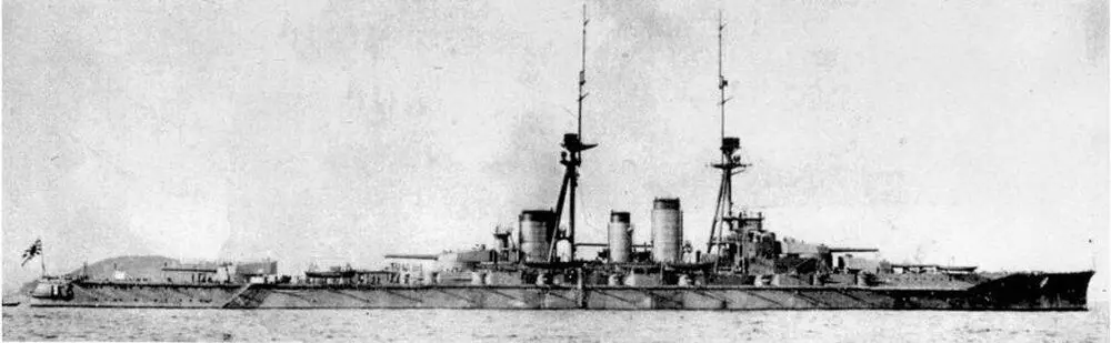 Линейный крейсер Хией в середине вверху и в конце 1920х гг - фото 116