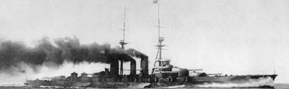 Линейный крейсер Харуна после вступления в строй в 1915 г вверху и в 1928 - фото 154