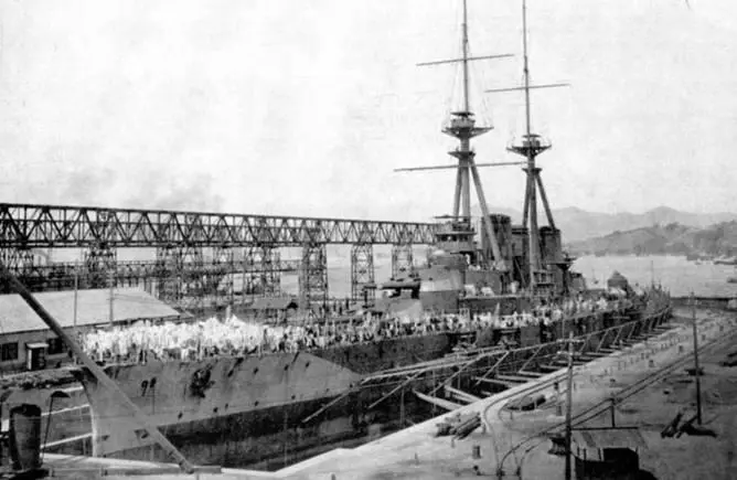 Линейный крейсер Хией в доке 1915 г фото вверху Линейный крейсер - фото 158