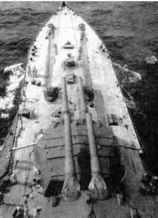 Линейный крейсер Конго 1942 г Вид с фокмачты на бак вверху и со шкафута - фото 47