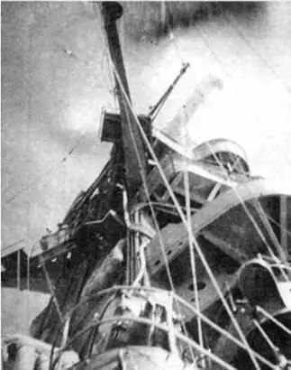 Линейный крейсер Конго 1942 г Вид с фокмачты на бак вверху и со шкафута - фото 48