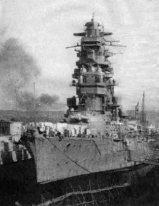 Линейный корабль Хией в доке 1941 г Хией перед стрельбой из орудий - фото 56