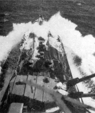 Линейный крейсер Киришима 1930е гг вид с фокмачты на бак Подводную - фото 78