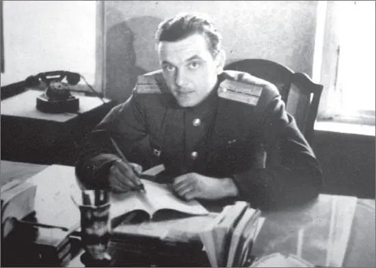 Николай Гулецкий военный комендант города Легниц в Польше апрель 1951 года - фото 67